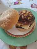 Hamburger con verdure grigliate, brie e cipolle fritte croccanti