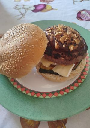 Foto di Hamburger con verdure grigliate, brie e cipolle fritte croccanti