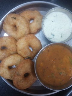 મેંદુવડા વિથ સાંભાર ચટણી (mendu vada with sambar chutney recipe in Gujarati) રેસીપી મુખ્ય ફોટો