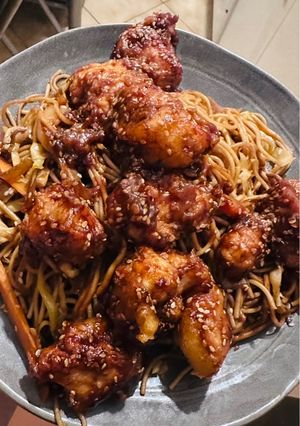 Kínai pirított tészta és szezámmagos csirke recept fotója