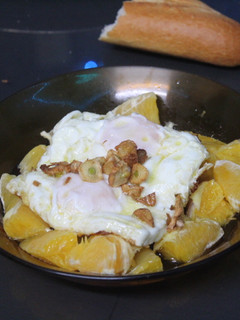 Una foto de Huevos fritos cuadrados con naranja