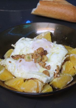 Foto principal de Huevos fritos cuadrados con naranja