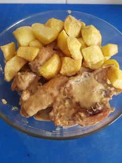 Una foto de Pollo en adobo filipino