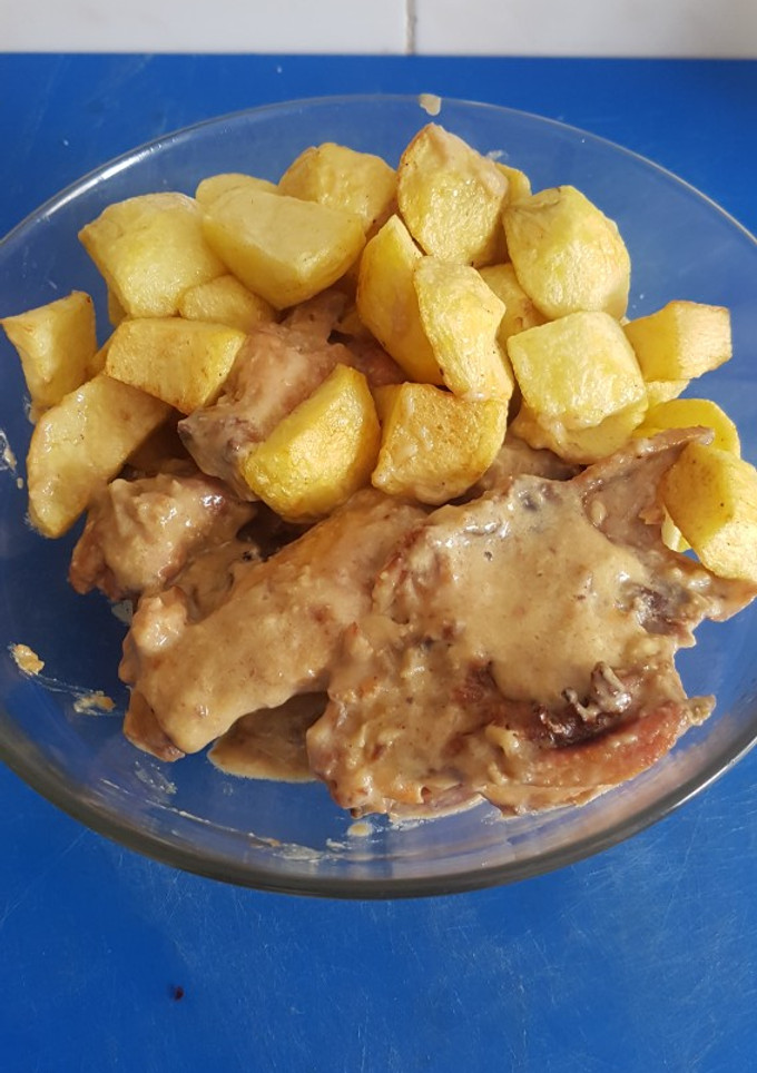 Una foto de Pollo en adobo filipino