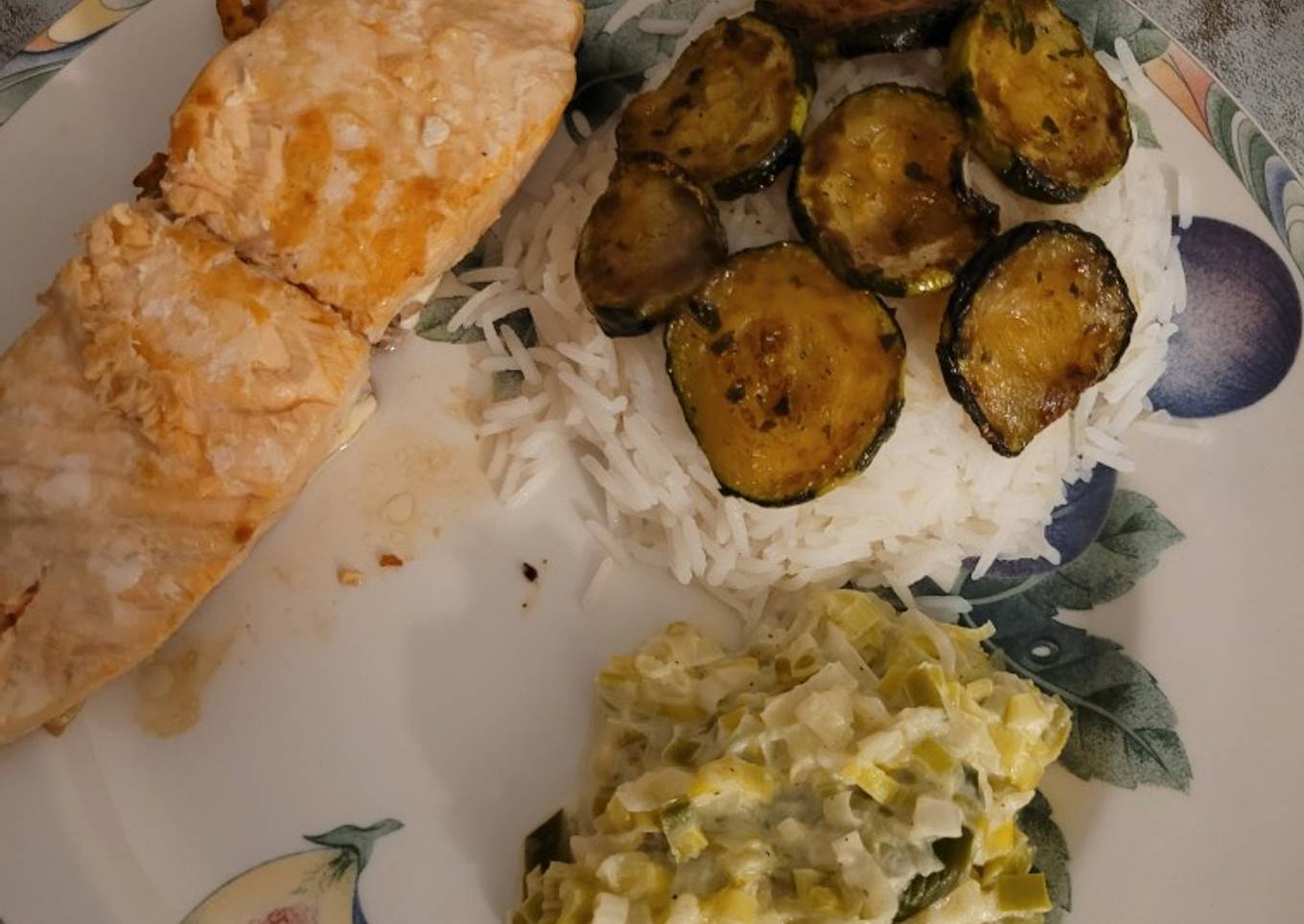 Saumon accompagné de riz courgettes grillées et fondu de poireau