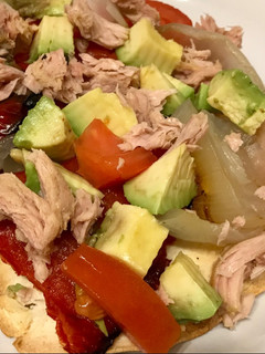 Una foto de Tacos especiales con cebolla y morrón asado, palta y atún