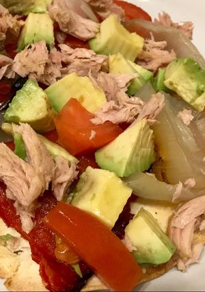 Una foto de Tacos especiales con cebolla y morrón asado, palta y atún