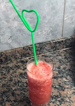Una foto de Licuado de frutilla y naranja🍓🍊