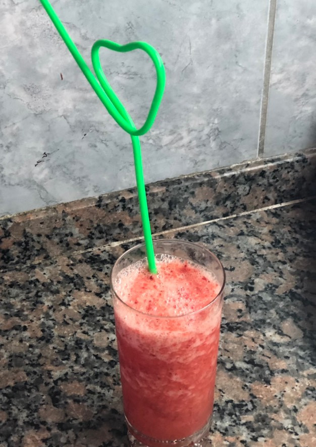 Una foto de Licuado de frutilla y naranja🍓🍊