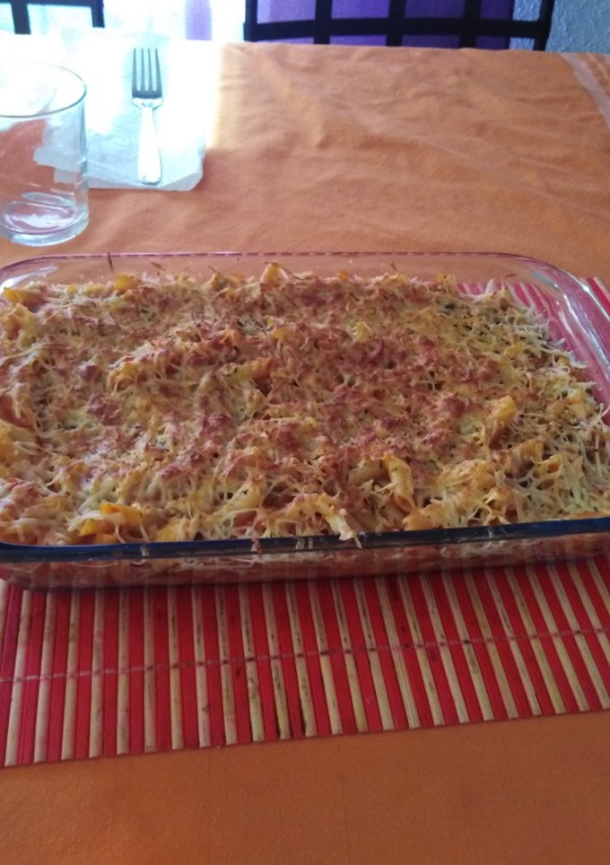 Una foto de Macarrones con verdura y pollo