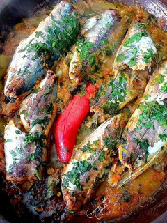 Una foto de Tajine de habas tiernas con jureles blancos