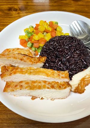 รูปของ ข้าวไรซ์เบอร์รี่อกไก่สไปซี่ไร้น้ำมัน