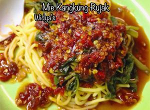 Foto resep Mie Kangkung Rujak Segar Melotot😄