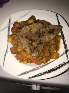 Una foto de Guisantes con chistorra, verdura y carne asada
