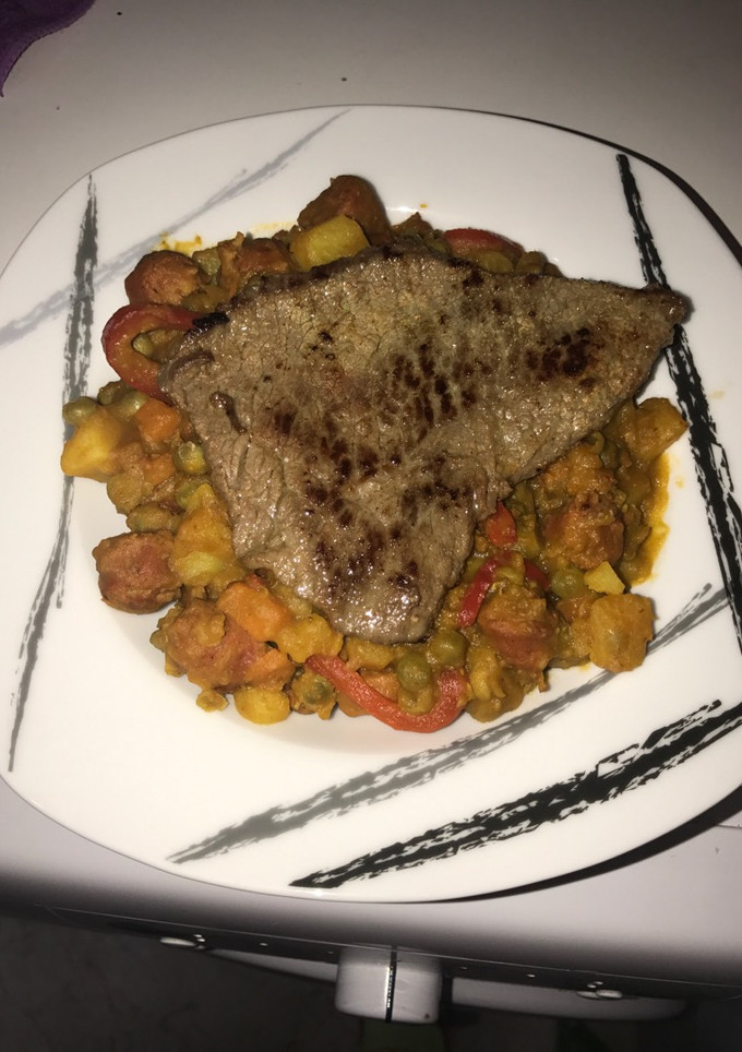 Una foto de Guisantes con chistorra, verdura y carne asada