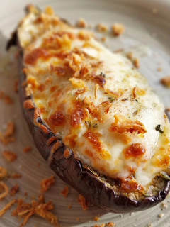 Una foto de Berenjenas gratinadas rellenas de picadillo cubano