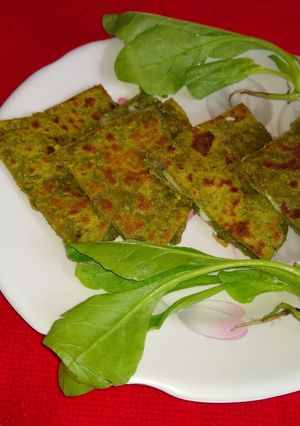 A picture of Spinach and cheese paratha.