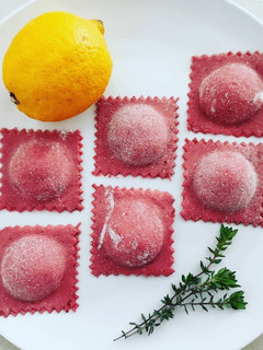 Foto di Ravioli rosa con ricotta e limone