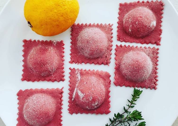 Ravioli rosa con ricotta e limone