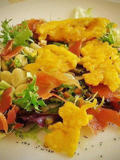 Una foto de Ensalada templada de navajas en fritura con jamón