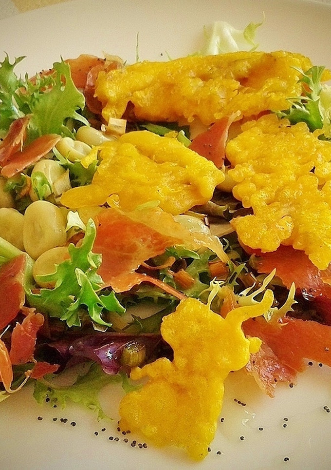 Una foto de Ensalada templada de navajas en fritura con jamón
