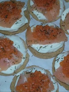 Una foto de Canapés de salmón y philadelphia