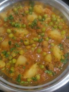 உருளைக்கிழங்கு பச்சை பட்டாணி மசாலா (Urulaikilanku pattani masala recipe in tamil) செய்முறை முக்கிய புகைப்படம்
