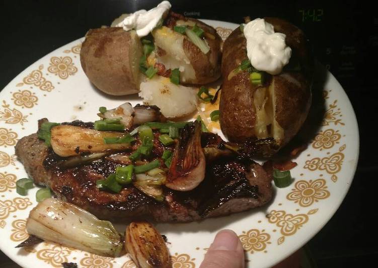 Recipe of Super Quick Homemade Spiced Ginger Steak with Spring Onions and Potatoes