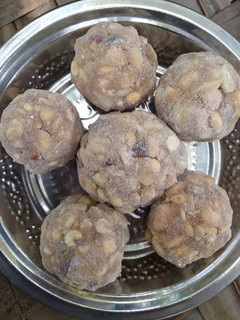 அரிசிமாவு வேர்க்கடலை லட்டு (Arisimaavu verkadalai laddo recipe in tamil) செய்முறை முக்கிய புகைப்படம்