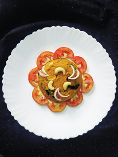 ટોમેટો ઉપમા (Tomato Upma Recipe In Gujarati) રેસીપી મુખ્ય ફોટો