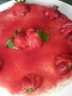 Una foto de Cheese Cake con jalea de fresa