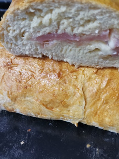 Una foto de Pan casero relleno con jamón y queso