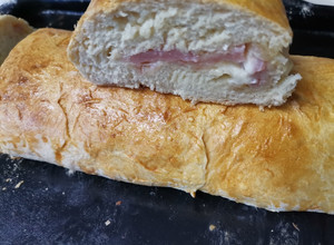 Una foto de Pan casero relleno con jamón y queso