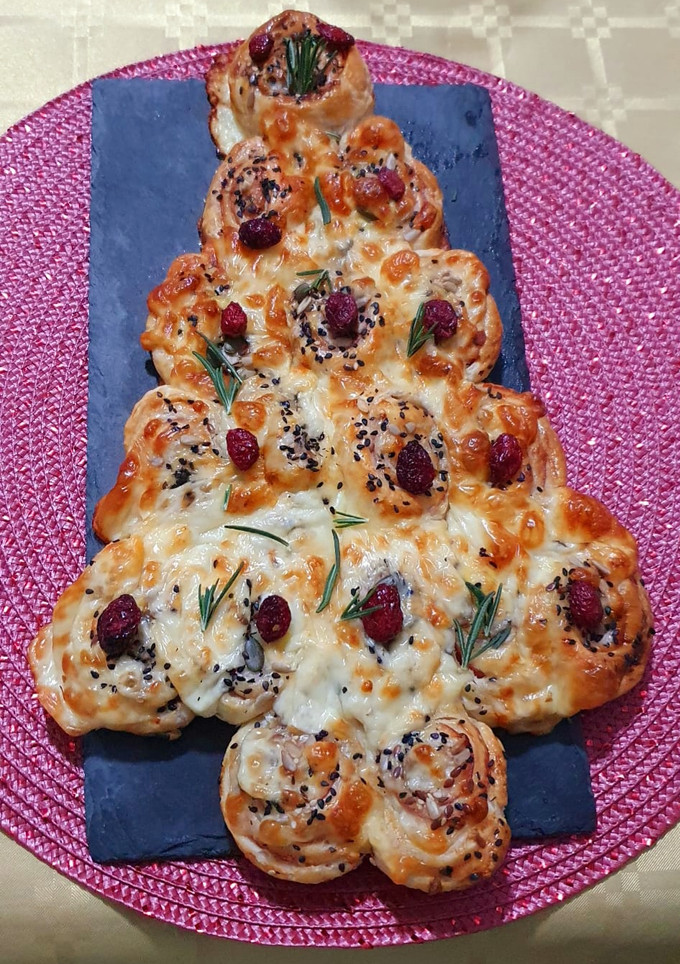 Una foto de Hojaldre navideño de jamón y queso