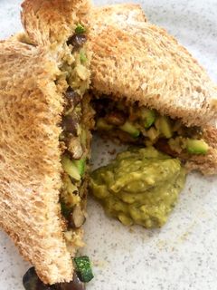 Una foto de Turkey pesto sándwich