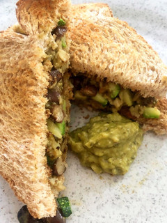 Una foto de Turkey pesto sándwich