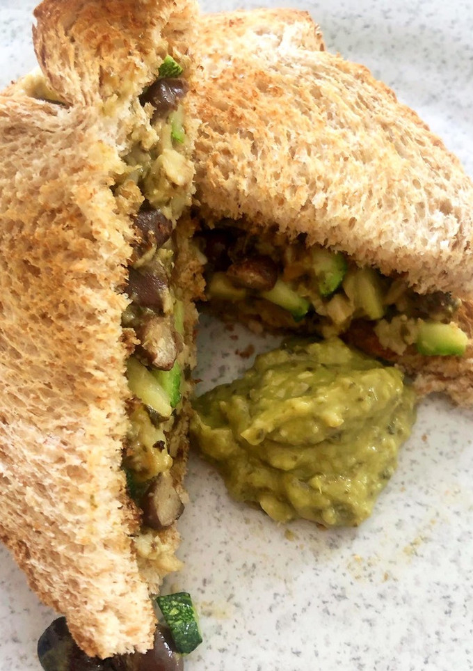 Una foto de Turkey pesto sándwich