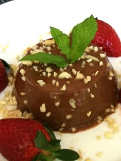Una foto de Panna cotta de algarroba con avena