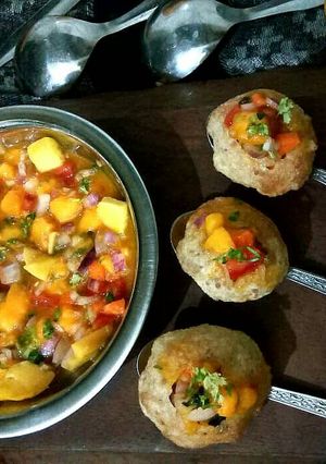 A picture of Mango Salsa panipoori.