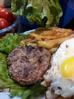 Una foto de Hamburguesa casera, rica, fácil y rendidora