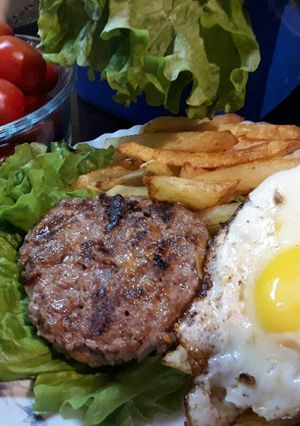 Una foto de Hamburguesa casera, rica, fácil y rendidora