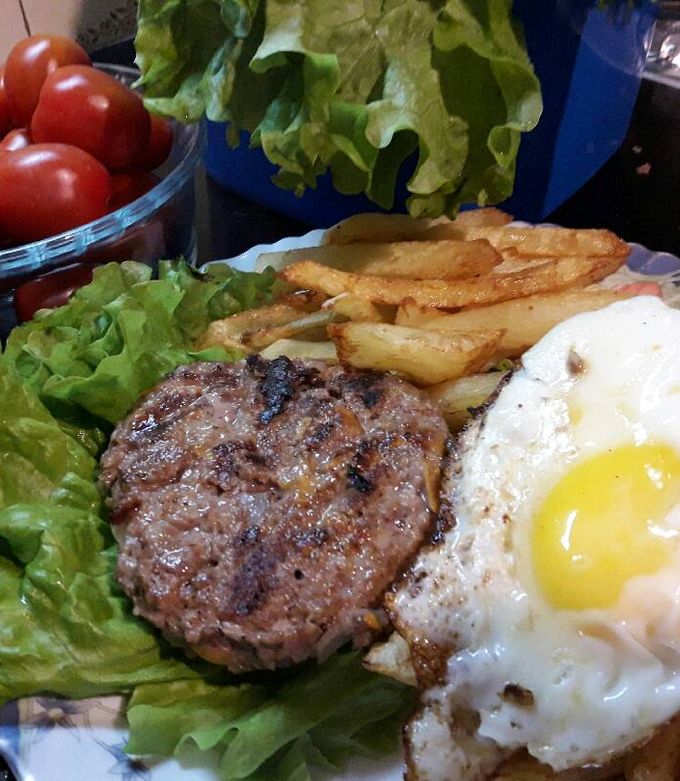 Una foto de Hamburguesa casera, rica, fácil y rendidora