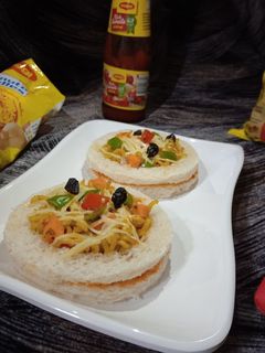 ચીઝી ડિસ્ક પીઝા (Cheesy Disc Pizza Recipe In Gujarati) રેસીપી મુખ્ય ફોટો