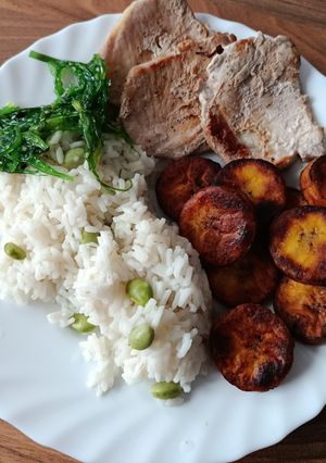 Una foto de Lomo con arroz y patacones