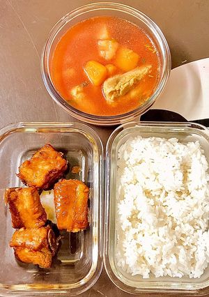 Hình của món Cơm ngon nhà Huý 🏡: Sườn non rim - Canh súp.