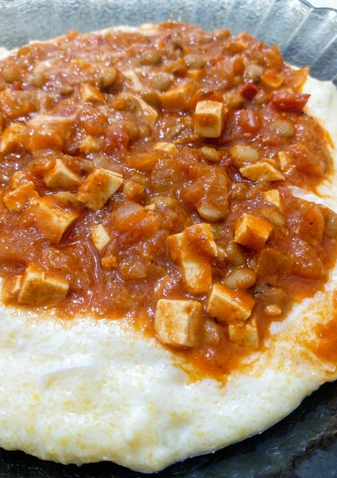 Una foto de Polenta cremosa con salsa de tofu