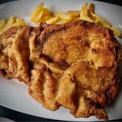 Una foto de Cachopo con patatas fritas