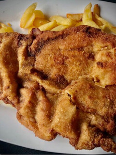 Una foto de Cachopo con patatas fritas