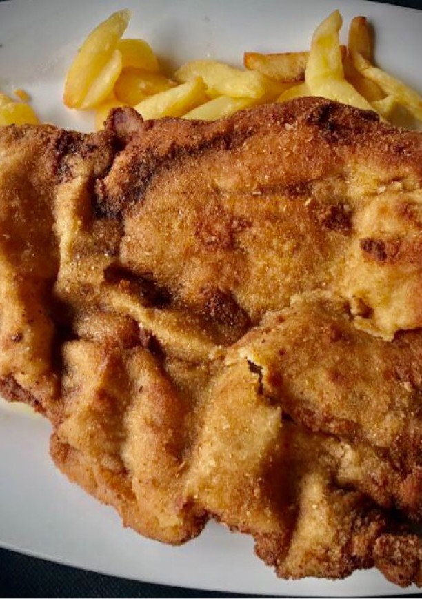 Una foto de Cachopo con patatas fritas