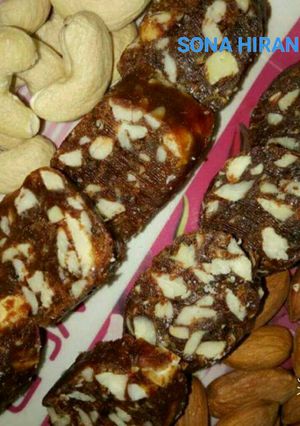 A picture of Dates dry fruits sweet.